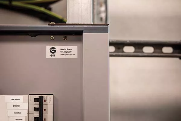 خزائن وألواح مغلفة بالمعدن