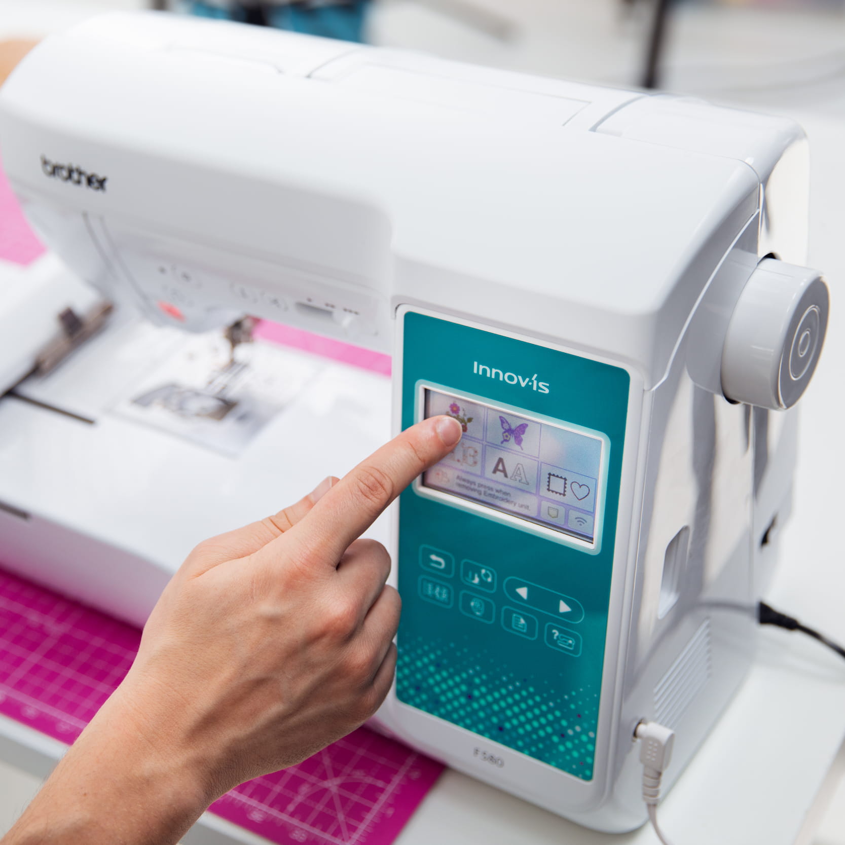 Embroidery Machine Feature - On-screen Editing